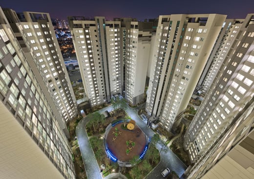 ↑이달 30일 입주를 시작하는 삼성물산의 '래미안 전농 크레시티' 야경 / 사진제공=삼성물산 건설부문