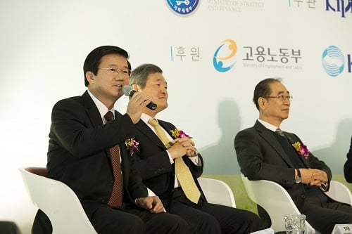 조계륭 한국무역보험공사 사장이 지난해 11월24일 서울 세텍에서 열린 '2012 공공기관 열린 일자리 콘서트'에 패널로 참석, 구직자들을 대상으로 설명을 하고 있다./사진제공: 한국무역보험공사