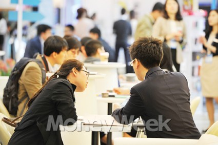 지난 4월11일 열린 ‘2013 프랜차이즈서울 Spring’에서 한 관람객이 창업상담을 받고 있다. / 류승희 기자