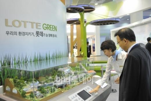 2011년 개최된 대한민국녹색에너지대전에서 롯데정보통신이 그린IT솔루션을 선보이고 있다. /사진=롯데정보통신