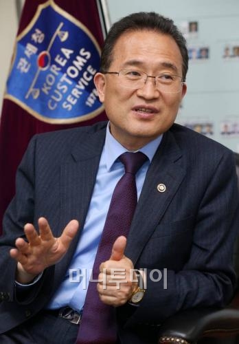 백운찬 관세청장은 "관세청이 자본거래 조사권을 얻게 될 경우 불법 외환거래 조사에 상당한 실효성이 확보될 것" 이라고 밝혔다. /사진=이동훈 기자
