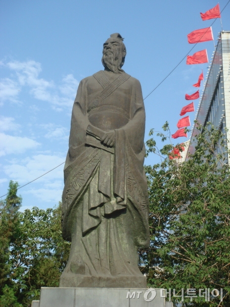 사마천은 관중의 중상주의에 입각한 실용적 경제관을 계승하여 ‘화식열전’이라는 명편을 남겼다. 사마천의 동상/사진=김영수