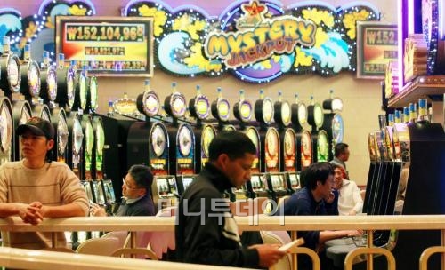/외국인들이 국내 한 카지노를 이용하는 모습. 사진=이동훈 기자