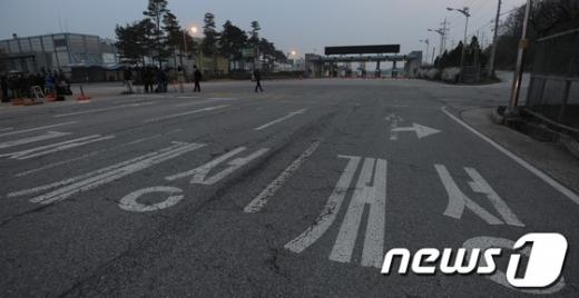 개성공단에 마지막으로 잔류했던 우리측 인원 7명이 전원 입경한 지난 3일 오후 경기 파주시 남북출입사무소 입출경 게이트에 불이 꺼져 있다. /사진=뉴스1