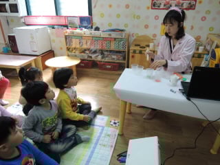 영등포구 보건소 소속 영양사가 구내 어린이집에서 색소 추출실험을 시연해보이며 영양교육을 진행하고 있다./사진제공=영등포구