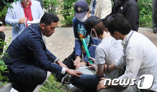 서울 서대문구 창천동 창천근린공원에서 대학생 김모씨를 흉기로 찔러 살해한 윤모군과 이모군에 대한 현장검증이 진행되고 있다. News1 송원영 기자