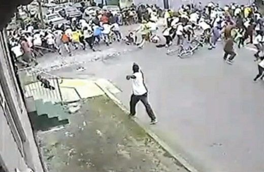 뉴올리언스 어머니날 행사장에서 용의자 애키언 스카트(가운데)가 총을 난사하고 있는 폐쇄회로 영상. /YouTube 동영상 캡처