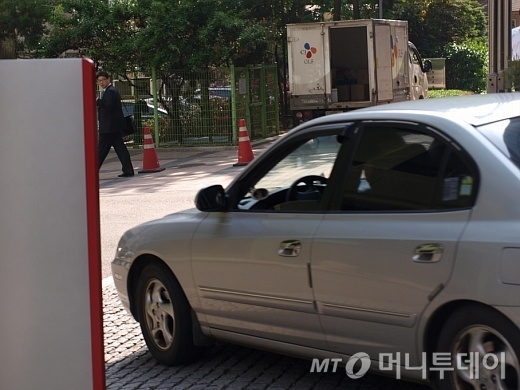 15일 오전 11시 40분 경 SK건설에 압수수색 나온 검찰 차량이 4시간여만인 오후 3시 50분경 철수하고 있다./사진=송학주 기자