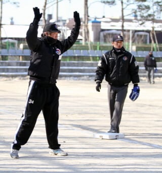 야구심판학교에서 심판 양성 교육을 받고 있는 유제헌 심판위원. /사진제공=야구심판학교 카페