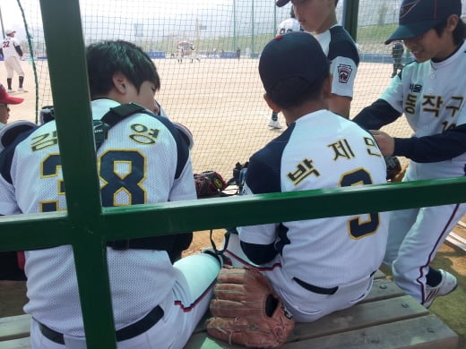 2회말 수비를 무실점으로 막아낸 뒤 포수 김태영 군(왼쪽)과 투수 박제민 군이 주자가 3루에 있을 때 볼배합을 어떻게 가져갈 것인지를 논의하고 있다. /사진=정도원 기자