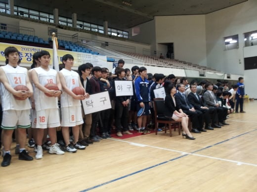 6일 오후 5시 30분에 열린 서울대 총장배 구기대회 개회식. /사진=정도원 기자