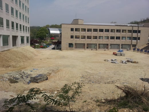 서울대 종합체육관(정면 건물) 옆으로는 보조체육관이 신축될 예정이다. 이를 위해 원래 있던 보조체육관을 헐었지만 아직 신축은 시작되지 않고 있다. 멀리 보이는 건물은 포스코스포츠센터. /사진=정도원 기자