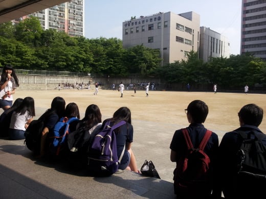 성일중과의 경기를 관전하며 '홈팀' 용마중을 응원하고 있는 용마중 학생들. /사진=정도원 기자