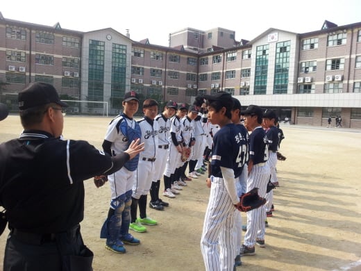 학교스포츠클럽 야구 리그의 심판은 국민생활체육 전국야구연합회 소속 심판들의 재능 기부로 진행되고 있다. /사진=정도원 기자