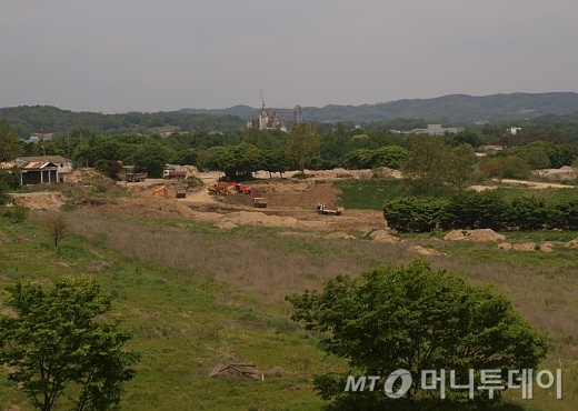 '평택고덕 삼성전자산업단지' 부지 조성공사를 하고 있는 덤프트럭 등 공사차량이 바쁘게 움직이고 있다./사진=송학주 기자