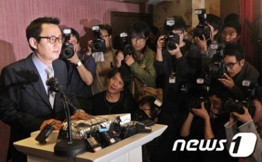 ↑ 박근혜 대통령의 미국 방문 수행 중 성추행 의혹으로 전격 경질된 윤창중 청와대 전 대변인이 지난 11일 서울 종로구 부암동 AW컨벤션센터에서 해명 기자회견을 하고 있다. 윤 전 대변인은 박 대통령의 방미 기간 중 주미 한국대사관에서 비서로 파견한 인턴 여직원 A(21)씨를 성추행한 의혹을 받고 있다.ⓒ 사진제공= 뉴스1 손형주 기자