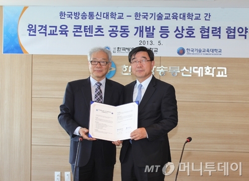 ▲ 이기권 코리아텍 총장(오른쪽)과 조남철 한국방송통신대 총장이 협약 체결 후 기념 촬영을 하고 있다.