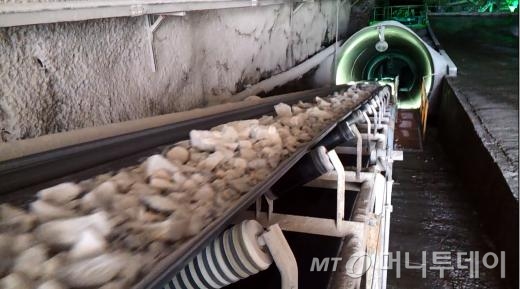 25일 강원 삼척 백운광산에서 채굴된 석회석들이  레일을 타고 갱구로 운반되고 있다/삼척(강원)=김평화 기자