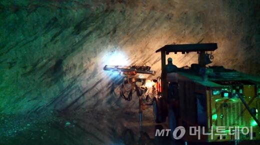 25일 강원 삼척 백운광산 내부에서 한 직원이 석회석 채굴 모습을 시연하고 있다/삼척(강원)=김평화 기자