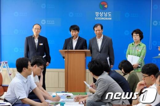 진주의료원 박권범 직무대행이 29일 오전 경남도청 프레스센터에서 기자회견을 열어 "진주의료원 폐업 방침"을 발표하고 있다. /뉴스1=전혜원 기자