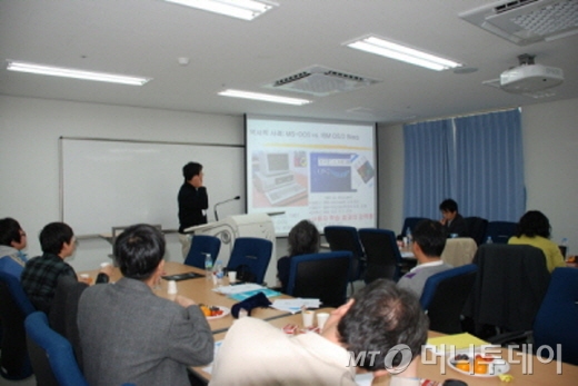 스마트모바일앱지원센터(SMAC) 관계자들이 강원도 지역거점인 강릉원주대에서 회의를 진행하고 있는 모습. /사진제공= 강릉원주대