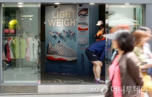 원전 3기의 가동이 중단되면서 올여름 전력 수급에 비상이 걸린 가운데 31일 오후 서울 중구 명동 상점들이 문을 연 채로 냉방기를 가동하고 있다./사진= 홍봉진 기자