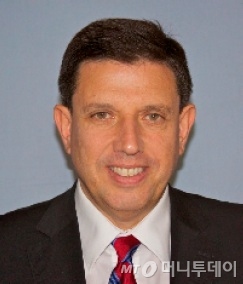 데니스 브라운 유니테이드 사무국장