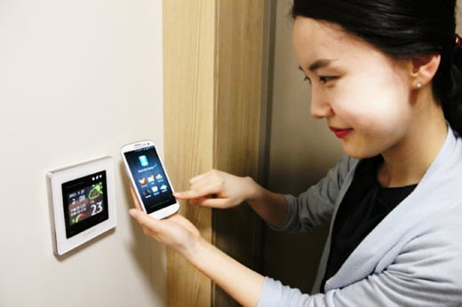 NFC(근거리 통신)이 적용돼 스마트폰과 연동되는 삼성물산 래미안의 '스마트 인포 디스플레이'를 시연하고 있다. / 사진제공=삼성물산