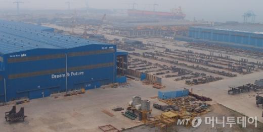 중국 랴오닝성 다롄 창싱다오에 위치한 STX다롄 조선소 전경/사진 = 송기용 기자