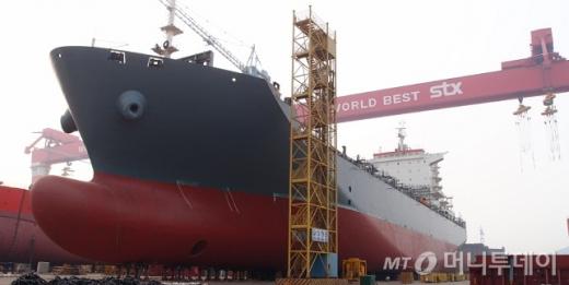 중국 랴오닝성 STX다롄 조선소에서 건조가 중단된 선박/사진 = 송기용 기자