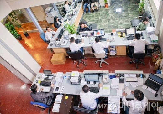 지난달 29일 터키 이스탄불 제텐부루누 지역에 위치한 자동차부품 유통업체 오토하칸 본사에서 직원들이 업무를 보고 있다. 이 회사는 한·터키 FTA 발효로 한국산 제품 수입을 10% 늘릴 계획이다./사진=오토하칸 제공