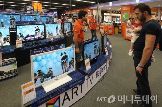 터키 이스탄불 제바히르 쇼핑몰에 전시된 삼성전자 스마트TV 제품/사진=삼성전자 제공