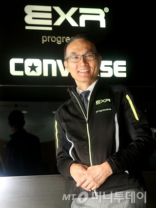 민복기 EXR코리아 대표이사가 서울 서초구 방배동 사옥 1층 브랜드 현판 앞에서 기념촬영을 하고 있다./ 사진=홍봉진 기자