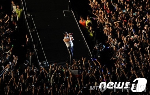 싸이가 지난해 10월 서울 시청광장에서 열린 무료콘서트서 멋진 무대를 선보이고 있다./News1=손형주 인턴기자