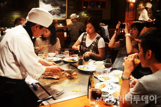 즉석에서 요리해주는 고베 스테이크/효고현(일본)=이지혜 기자