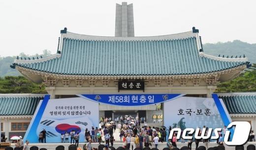 제58회 현충일을 맞은 6일 서울 동작동 국립현충원을 찾은 참배객들이 현충탑에 분향하기 위해 길게 줄을 서 있다./사진=뉴스1제공