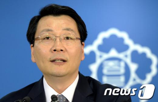 북한이 개성공단과 금강산관광 정상화를 위한 당국 간 회담을 제의한 6일 오후 세종로 정부서울청사에서 김형석 통일부 대변인이 입장 발표를 하고 있다./사진=뉴스1제공