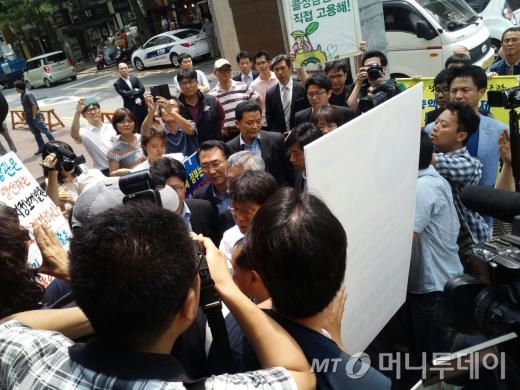 7일 오후 방하남 고용부 장관이 민주노총을 방문하려하자, 노조원들이 방 장관의 진입을 막고 있다/사진= 정진우