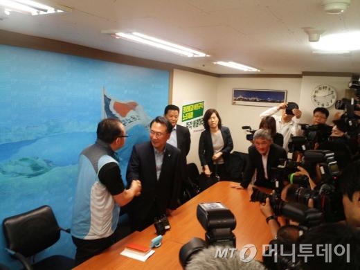 악수하고 있는 양성윤 민노총 비대위원장(왼쪽)과 방하남 고용부 장관(오른쪽)/사진= 정진우