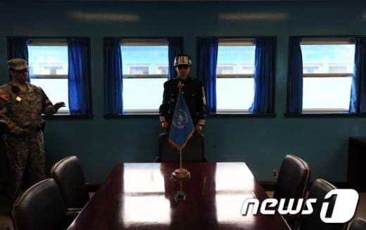 경기도 파주 비무장지대 내 공동경비구역(JSA) 판문점 군사정전위 회담장에서 한국군과 미군 병사들이 경계를 하고 있다./사진=뉴스1