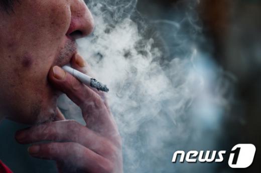 보건복지부의 '국민건강증진법' 시행에 따라 게임업소 PC방은 8일부터 전면금연구역에 포함된다. News1 유승관 기자