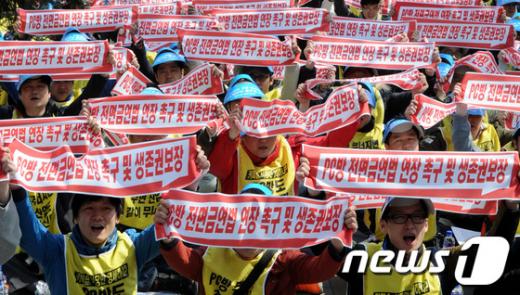 지난 4월12일 오후 서울 여의도 국민은행 앞에서 열린 PC방 소상공인 생존권 수호를 위한 결의대회에서 PC방 업주들이 구호를 외치고 있다. News1 안은나 기자