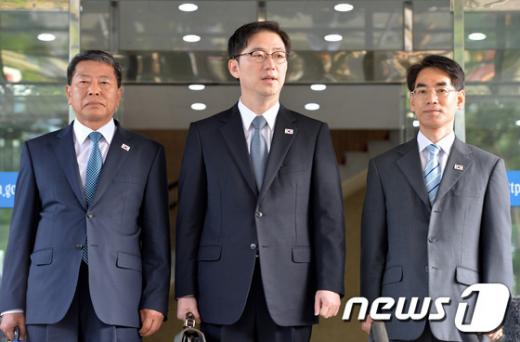 류길재 통일부 장관을 비롯한 실무진은 지난 8일 오후 종로구 남북회담본부에서 9일 있을 판문점 실무접촉과 12일 예정된 남북 장관급 회담을 준비중인 것으로 알려졌다. /사진=뉴스1