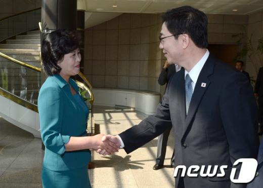 남북 장관급 회담을 위한 실무접촉이 이뤄진 9일 오전 판문점 우리 측 평화의 집에서 남북 수석대표를 맡은 천해성 통일부 통일정책실장(오른쪽)과 김성혜 조국평화통일위원회 서기국 부장(왼쪽)이 만나 악수를 나눴다./ 사진=통일부 제공