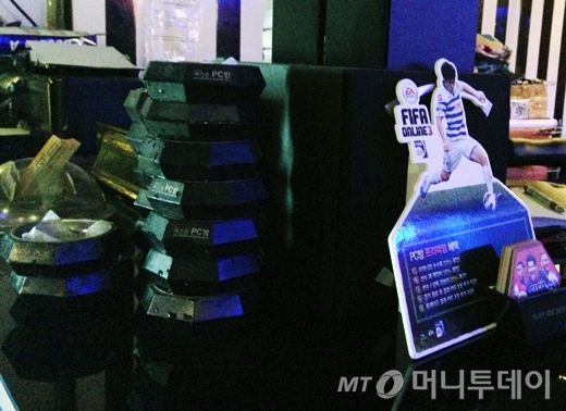 9일 한 PC방의 카운터 앞에 재떨이가 쌓여있다