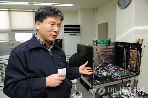 임승철 캐리어에어컨 기술연구소 전장개발팀장(이사)가 서울 양평동 캐리어에어컨 연구개발(R&D) 센터 4층 연구실에서 인버터 연구 과정을 설명하고 있다. /사진=구혜정 기자