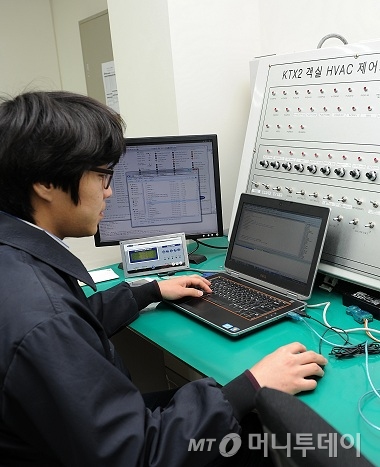 이상규 캐리어에어컨 기술연구소 전장개발팀 연구원이 실제 KTX 고속열차에 들어가는 에어컨 제어장치를 점검하고 있다. /사진=구혜정 기자