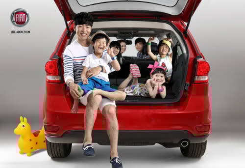 배우 이종혁씨(좌측 맨 끝)와 그의 아들 준수 군이 피아트 프리몬트를 타고 포즈를 취하고 있다./사진제공=크라이슬러코리아