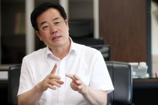 정승 식약처장의 별명은 '마당발'이다. 그는 항상 "발이 부지런한 사람에게 복이 있다"는 말을 마음속에 품고 살았다고 했다./사진=임성균 기자