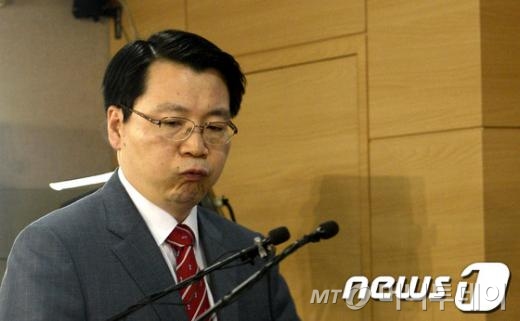 김형석 통일부 대변인이 11일 저녁 정부서울청사에서 긴급 브리핑을 갖고 남북당국회담 취소에 관한 정부 입장을 발표하기 전 굳은 표정으로 입장하고 있다. /사진=뉴스1 안은나 기자